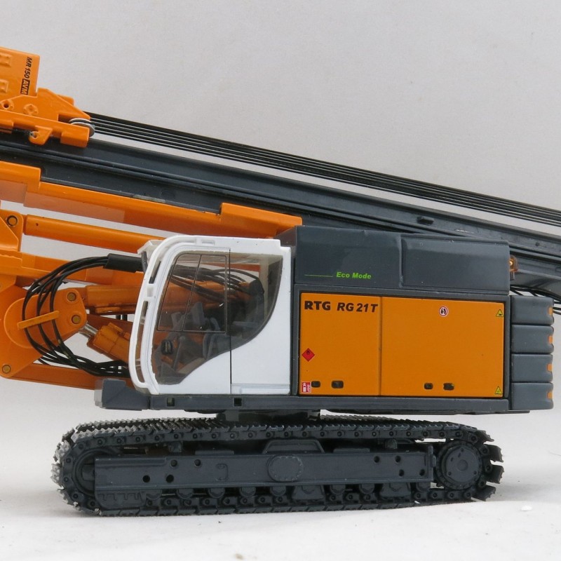 BYMO 25028 BAUER RTG RG 21 T Pile driver with telescopic leader  - Scale 1:50