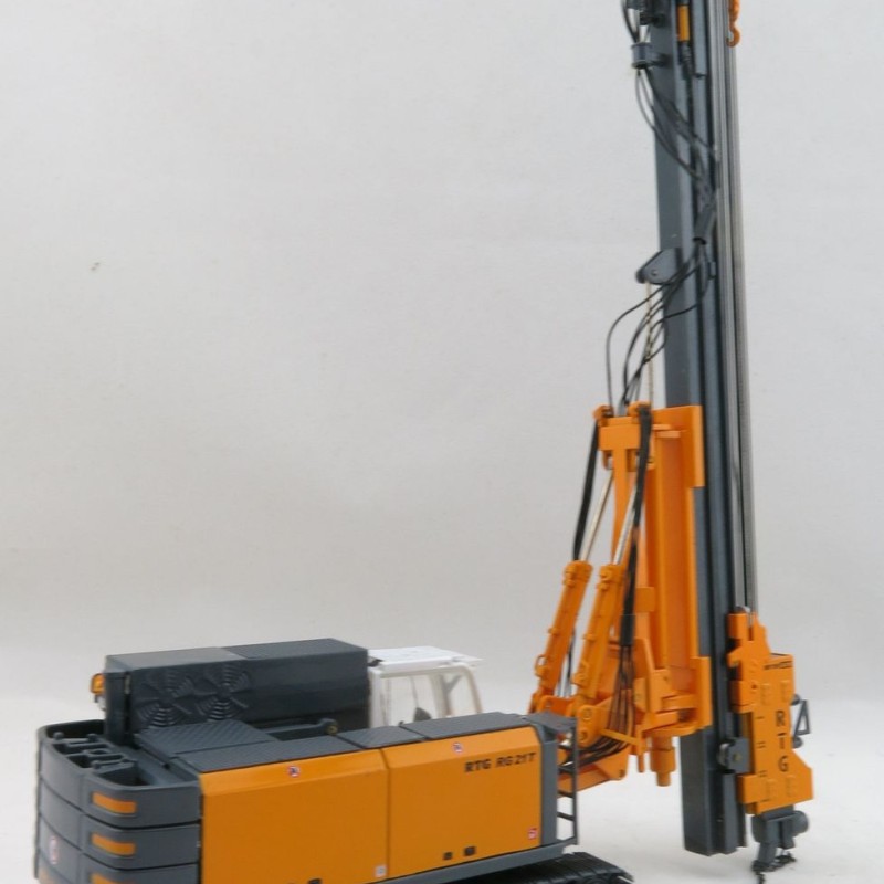 BYMO 25028 BAUER RTG RG 21 T Pile driver with telescopic leader  - Scale 1:50