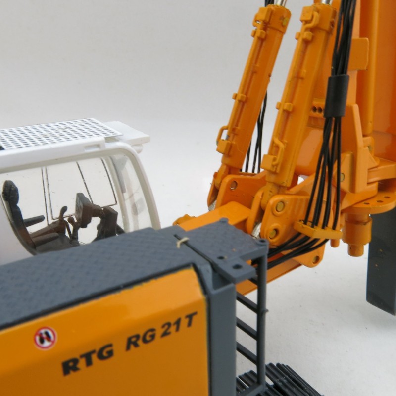 BYMO 25028 BAUER RTG RG 21 T Pile driver with telescopic leader  - Scale 1:50