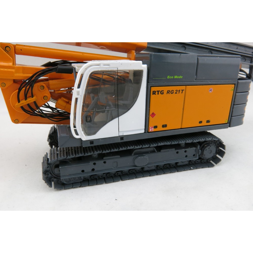 BYMO 25028 BAUER RTG RG 21 T Pile driver with telescopic leader  - Scale 1:50