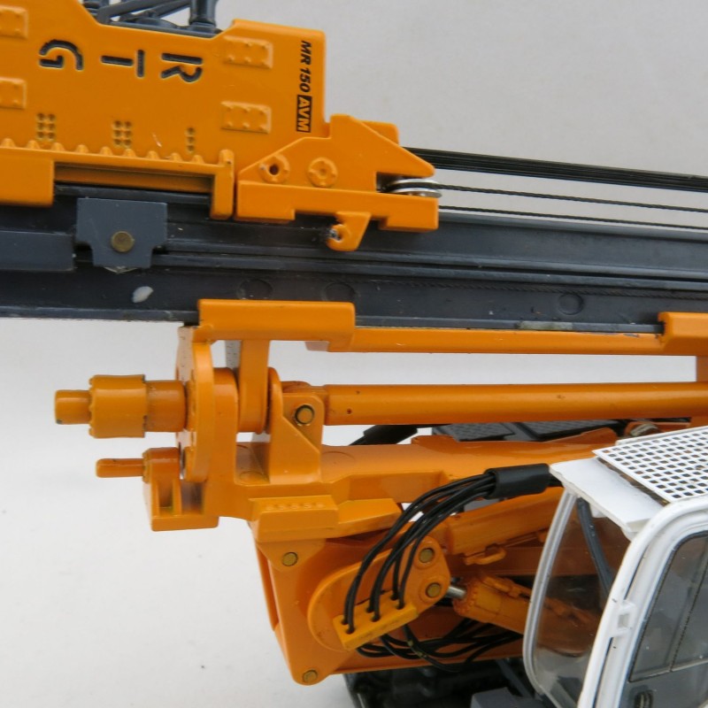 BYMO 25028 BAUER RTG RG 21 T Pile driver with telescopic leader  - Scale 1:50