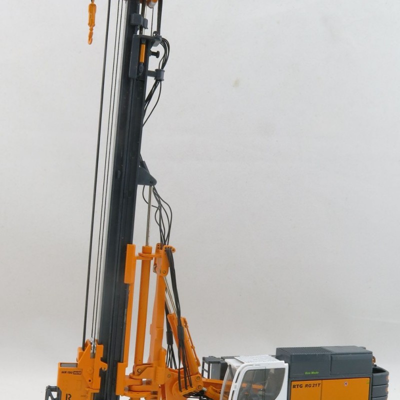 BYMO 25028 BAUER RTG RG 21 T Pile driver with telescopic leader  - Scale 1:50