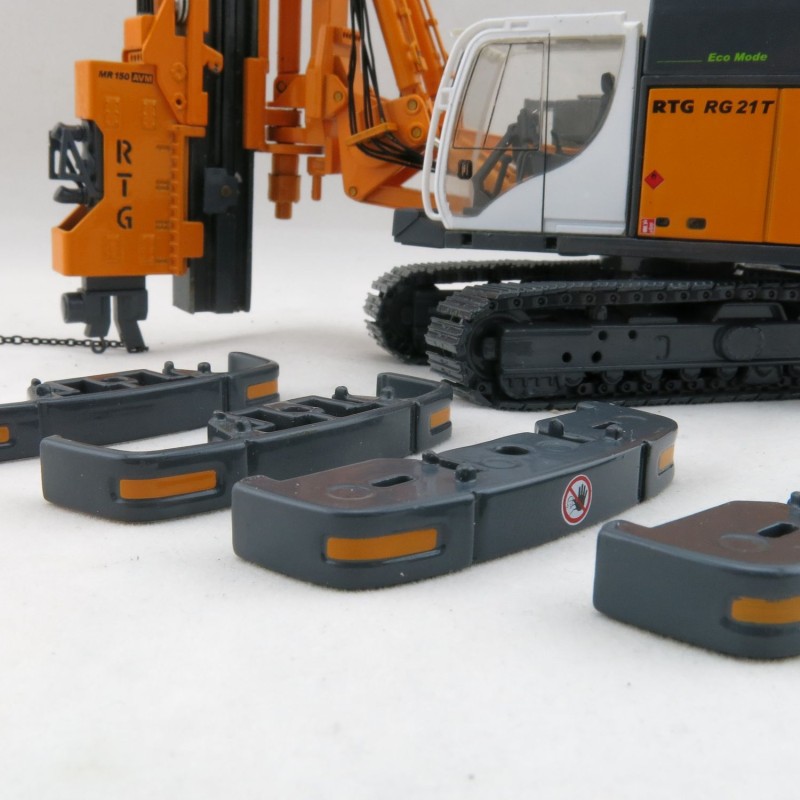 BYMO 25028 BAUER RTG RG 21 T Pile driver with telescopic leader  - Scale 1:50