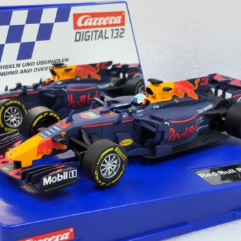Carrera 30819 Digital 1:32 F1 Red Bull Racing RB13 No 3 Daniel Ricciardo Slot Car