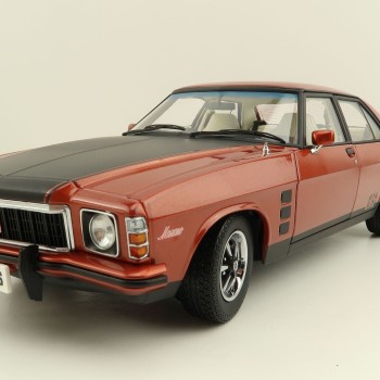 Classic Carlectables 18759 Holden HX Monaro Persian Sand Metallic - Scale 1:18