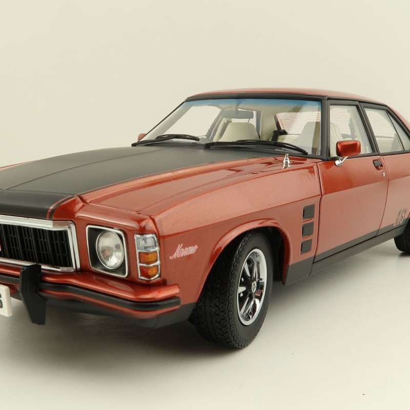Classic Carlectables 18759 Holden HX Monaro Persian Sand Metallic - Scale 1:18