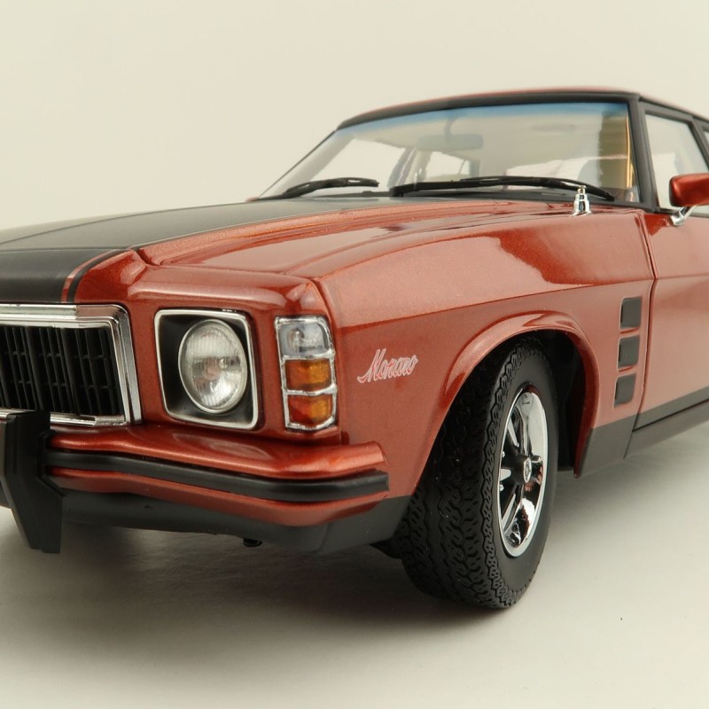 Classic Carlectables 18759 Holden HX Monaro Persian Sand Metallic - Scale 1:18