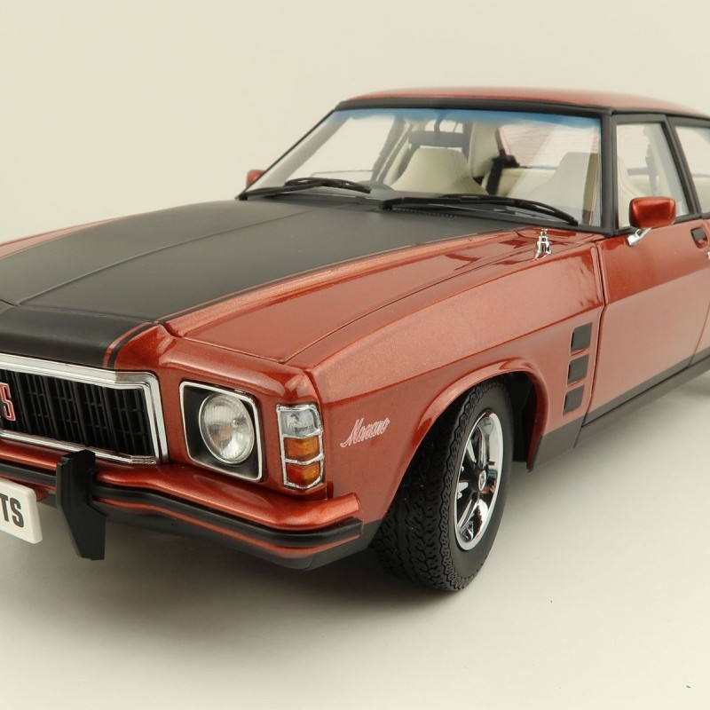 Classic Carlectables 18759 Holden HX Monaro Persian Sand Metallic - Scale 1:18