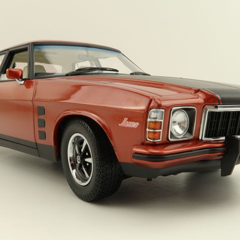 Classic Carlectables 18759 Holden HX Monaro Persian Sand Metallic - Scale 1:18