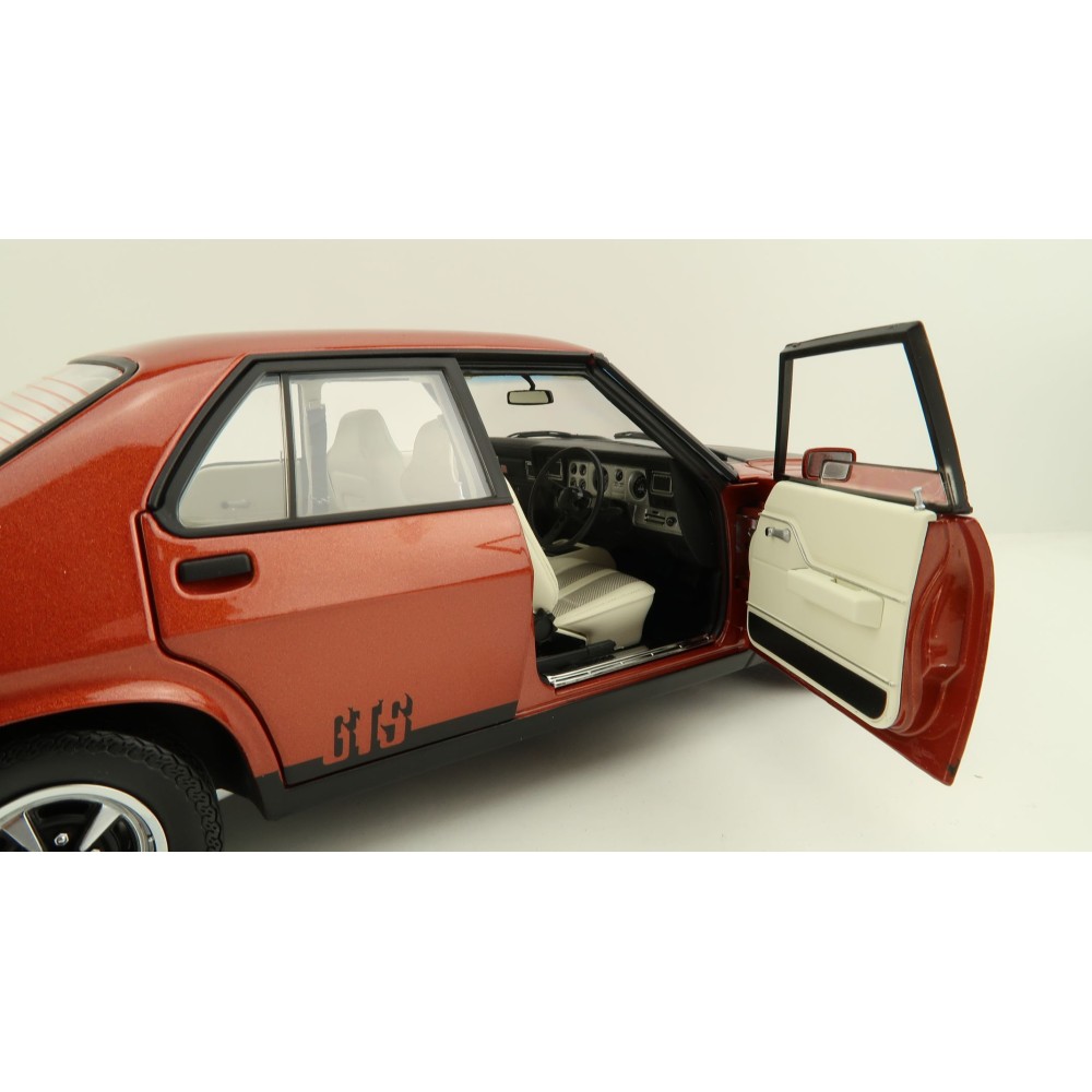 Classic Carlectables 18759 Holden HX Monaro Persian Sand Metallic - Scale 1:18