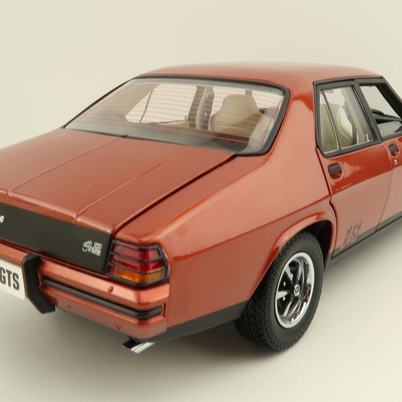 Classic Carlectables 18759 Holden HX Monaro Persian Sand Metallic - Scale 1:18