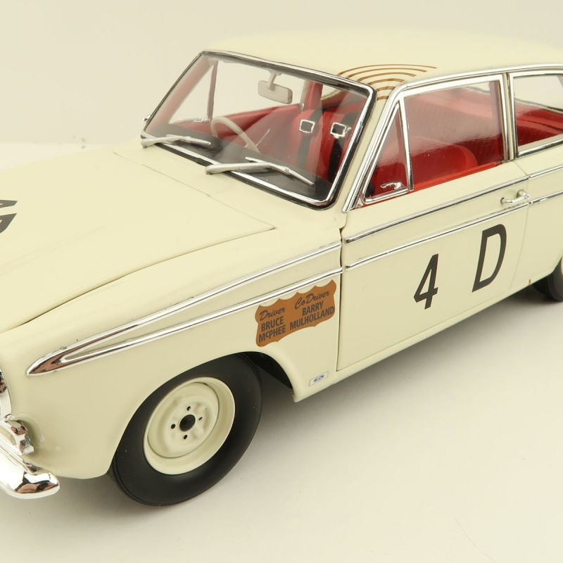 Classic Carlectables 18778 - Ford Cortina GT 500 1965 Bathurst Second Place McPhee / Mulholland - Scale 1:18