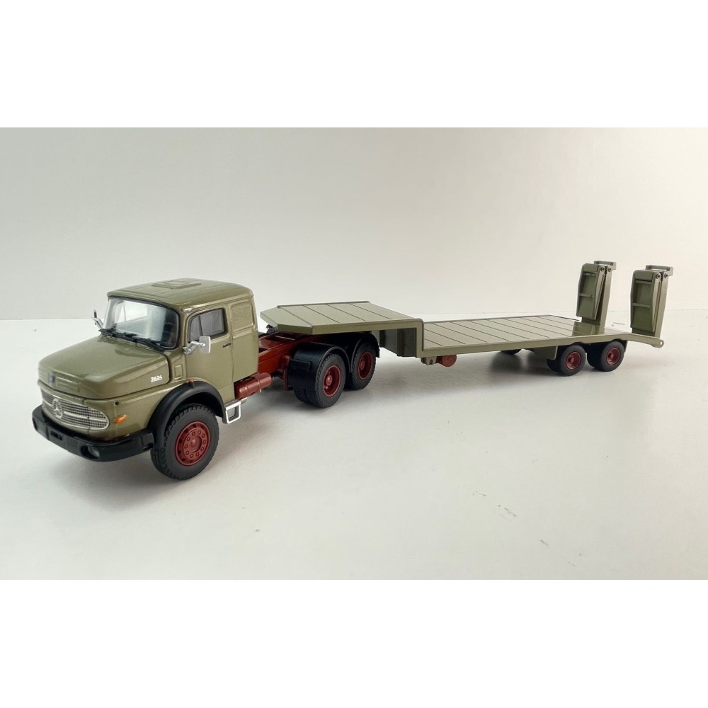 Conrad 1064/02 Mercedes-Benz LAS 2624 6x4 Prime Mover + 2 axle GOLDHOFER Lowloader Trailer - Scale 1:50