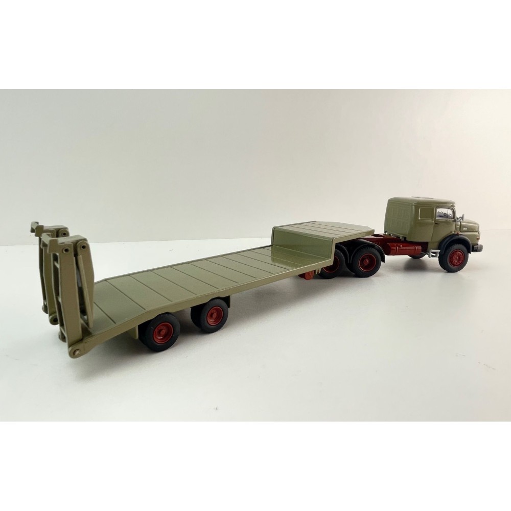 Conrad 1064/02 Mercedes-Benz LAS 2624 6x4 Prime Mover + 2 axle GOLDHOFER Lowloader Trailer - Scale 1:50