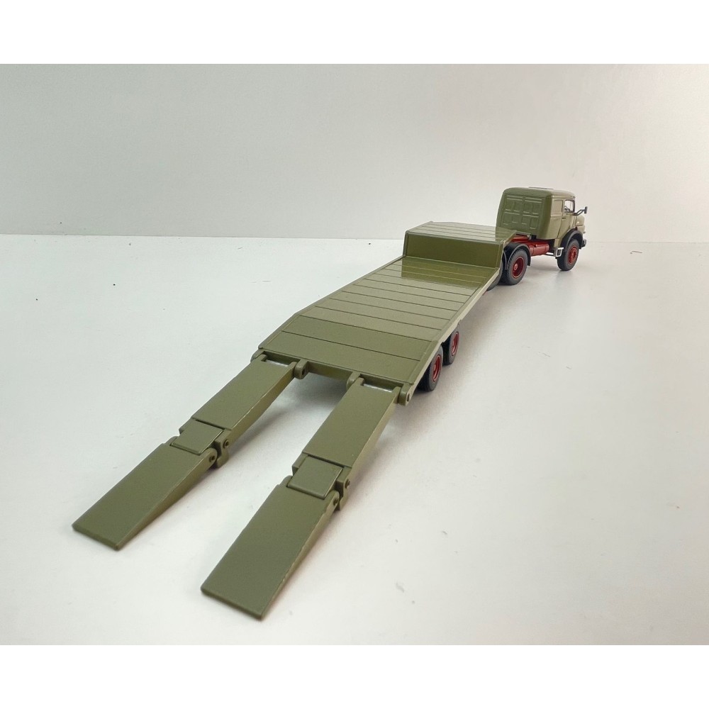 Conrad 1064/02 Mercedes-Benz LAS 2624 6x4 Prime Mover + 2 axle GOLDHOFER Lowloader Trailer - Scale 1:50