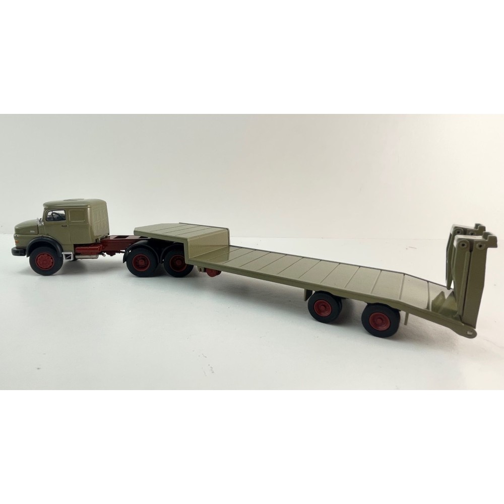 Conrad 1064/02 Mercedes-Benz LAS 2624 6x4 Prime Mover + 2 axle GOLDHOFER Lowloader Trailer - Scale 1:50