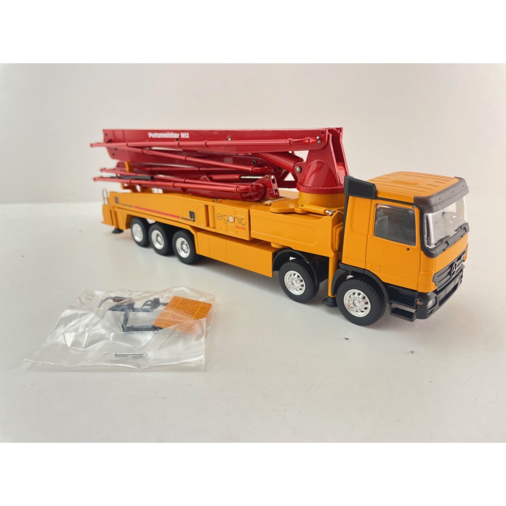 Conrad 40135/01 Mercedes Benz Actros 5-axle Truck with Putzmeister M52 mounted Concrete Pump 52m Scale 1:50