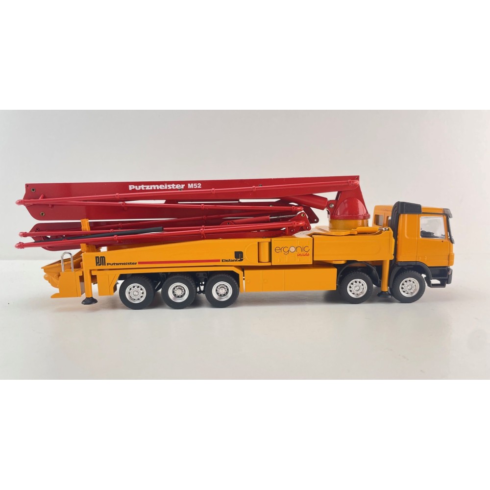 Conrad 40135/01 Mercedes Benz Actros 5-axle Truck with Putzmeister M52 mounted Concrete Pump 52m Scale 1:50