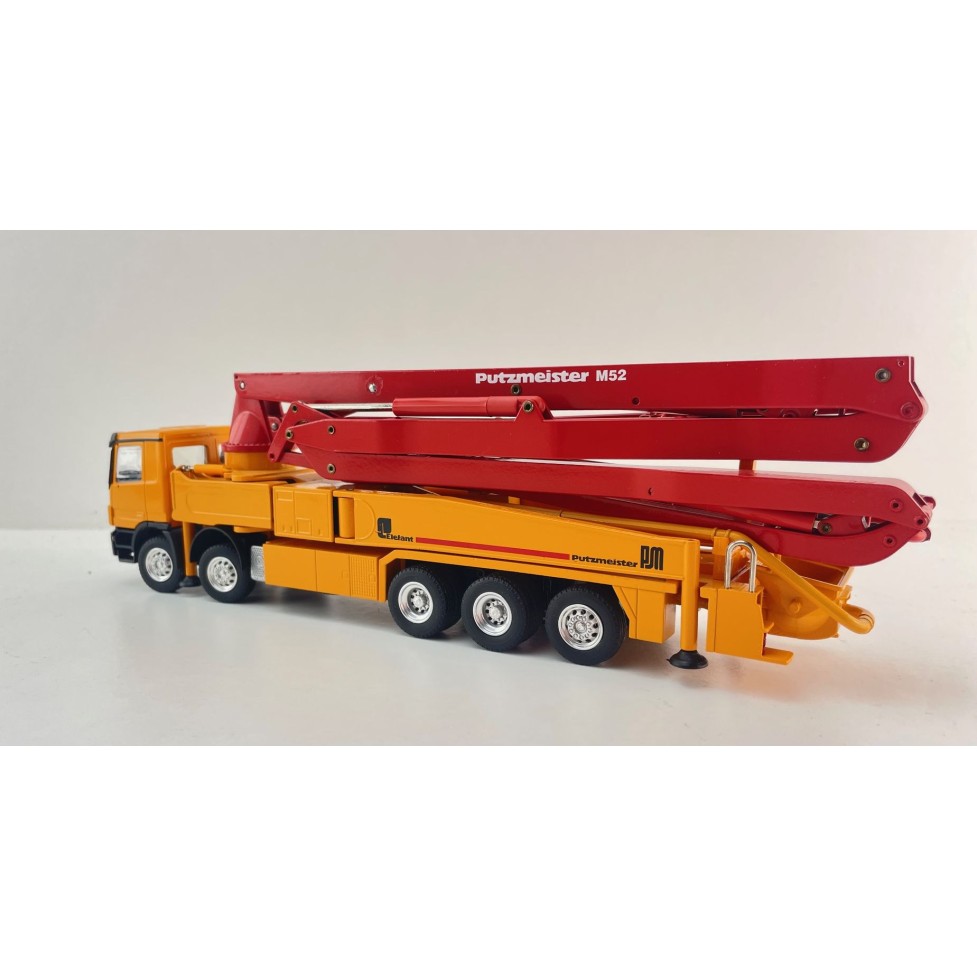 Conrad 40135/01 Mercedes Benz Actros 5-axle Truck with Putzmeister M52 mounted Concrete Pump 52m Scale 1:50
