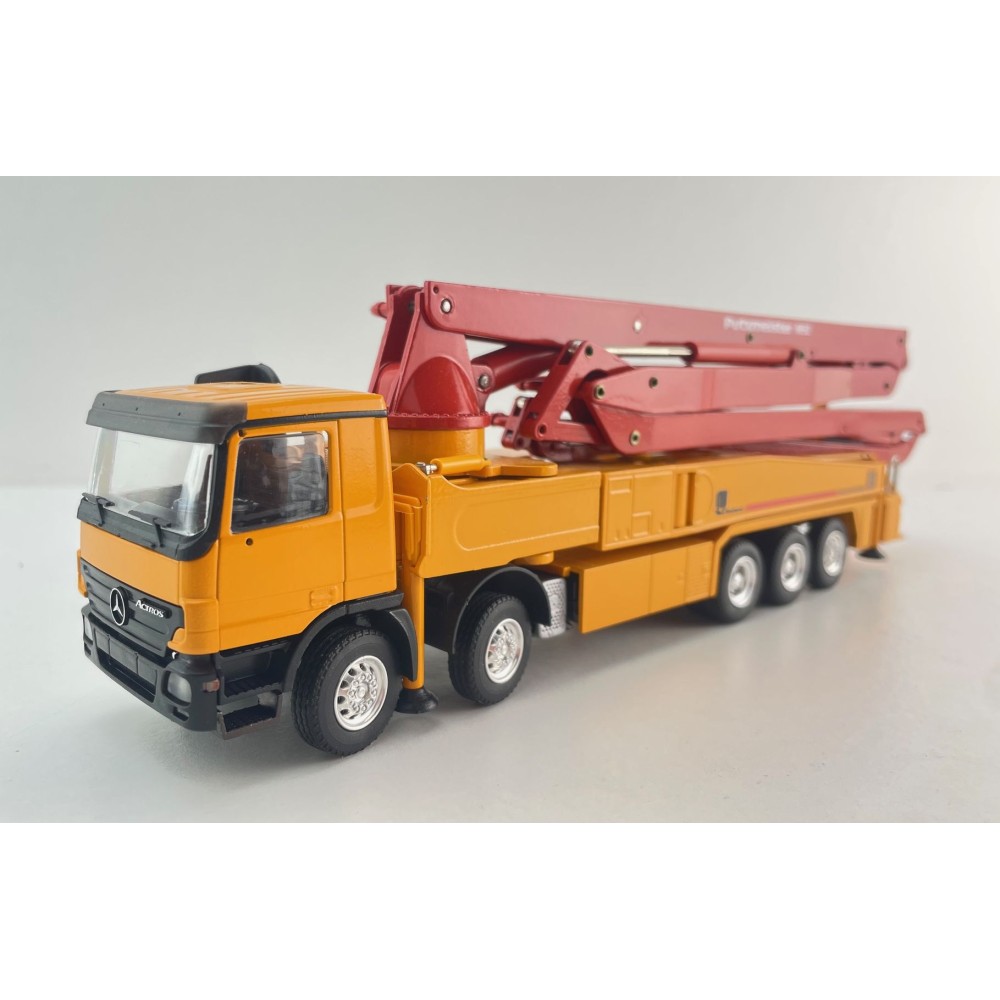 Conrad 40135/01 Mercedes Benz Actros 5-axle Truck with Putzmeister M52 mounted Concrete Pump 52m Scale 1:50