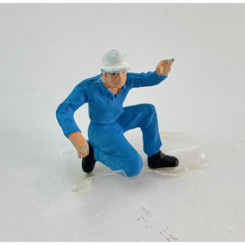 Conrad 9999C Worker Figure Kneeling Down - Scale 1:50