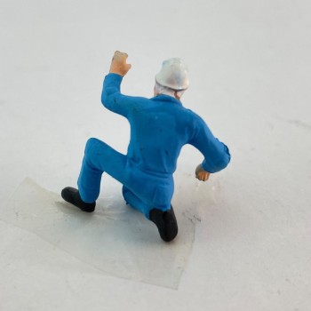 Conrad 9999C Worker Figure Kneeling Down - Scale 1:50