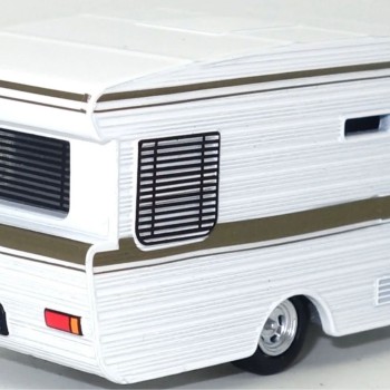 Road Ragers - 1967 Viscount Alumvan Caravan - White with Brown Stripe - Scale 1:64