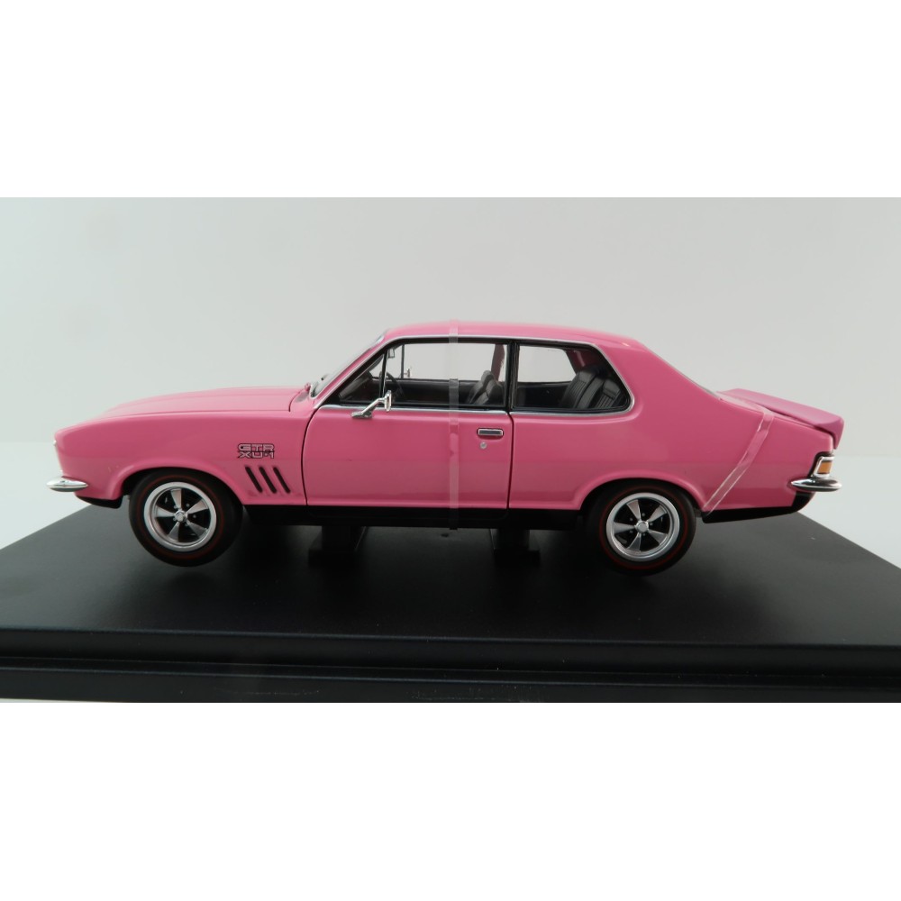 DDA Collectibles DDA620 - 1972 Holden LJ V8 Torana Strike Me Pink  - Scale 1:24