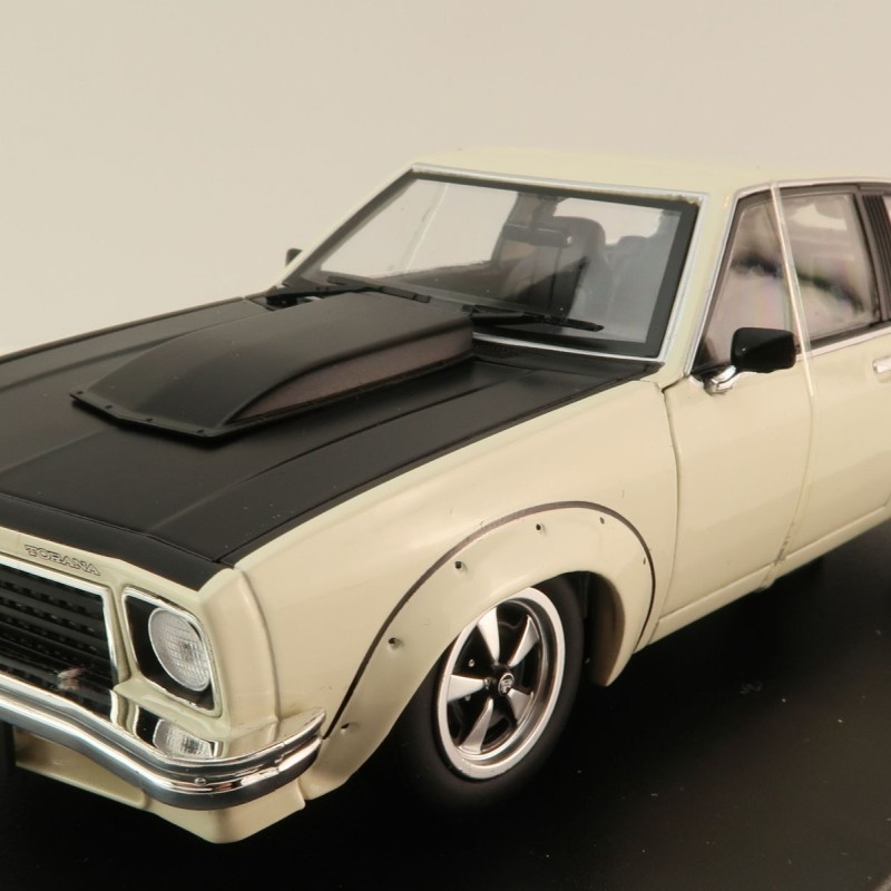 DDA Collectibles DDA800 - A9X Torana 308 Factory Car White Black - Scale 1:24