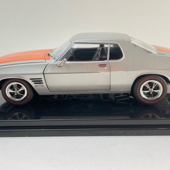 DDA Collectibles DDA326 - Holden HQ GTS 350 Monaro Coupe Silver / Orange Stripes - Scale 1:24