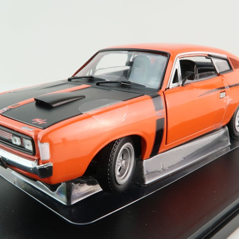 DDA Collectibles DDA32818 - Chrysler VH Valiant E38 R/T Charger Orange - Scale 1:32