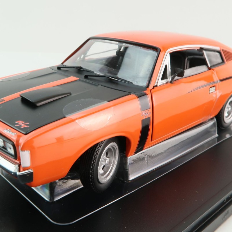DDA Collectibles DDA32818 - Chrysler VH Valiant E38 R/T Charger Orange - Scale 1:32