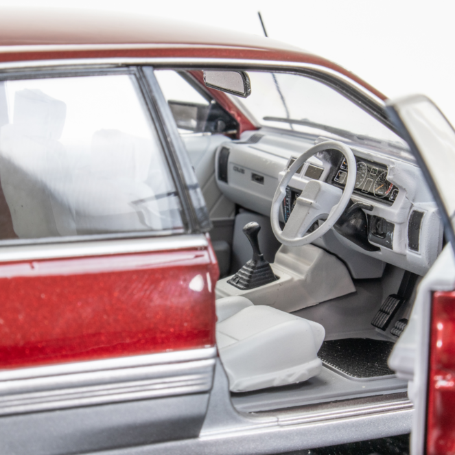 DDA Collectibles DDA702 Holden VL Calais Red & Silver Scale 1:24