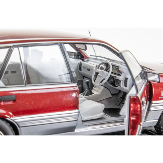 DDA Collectibles DDA702 Holden VL Calais Red & Silver Scale 1:24