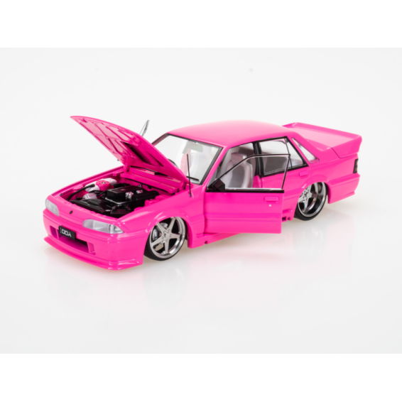 DDA Collectibles DDA704 Holden HSV VL Commodore SS Custom SV Walkinshaw Hot Pink  Scale 1:24