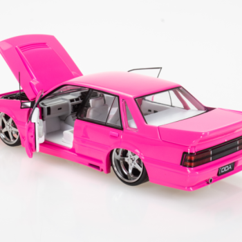 DDA Collectibles DDA704 Holden HSV VL Commodore SS Custom SV Walkinshaw Hot Pink  Scale 1:24