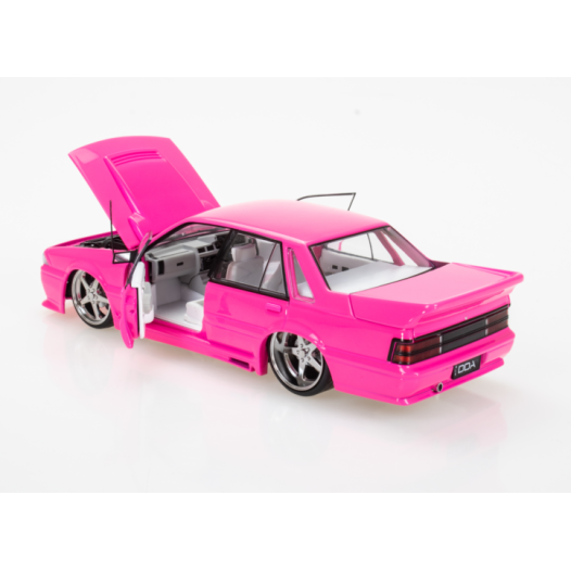 DDA Collectibles DDA704 Holden HSV VL Commodore SS Custom SV Walkinshaw Hot Pink  Scale 1:24