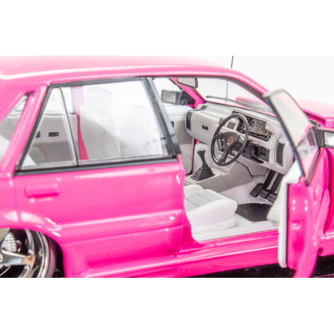 DDA Collectibles DDA704 Holden HSV VL Commodore SS Custom SV Walkinshaw Hot Pink  Scale 1:24