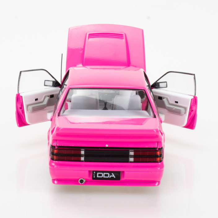 DDA Collectibles DDA704 Holden HSV VL Commodore SS Custom SV Walkinshaw Hot Pink  Scale 1:24