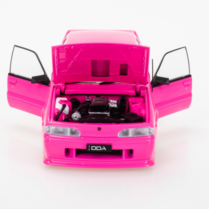 DDA Collectibles DDA704 Holden HSV VL Commodore SS Custom SV Walkinshaw Hot Pink  Scale 1:24