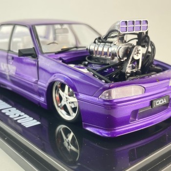 DDA Collectibles DDA705 Holden HSV VL SS Custom Supercharged Walkinshaw Purple Scale 1:24