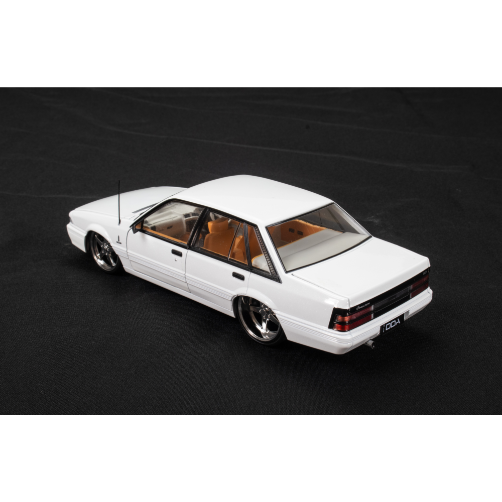 DDA Collectibles DDA706 Holden VL Calais Custom White Scale 1:24