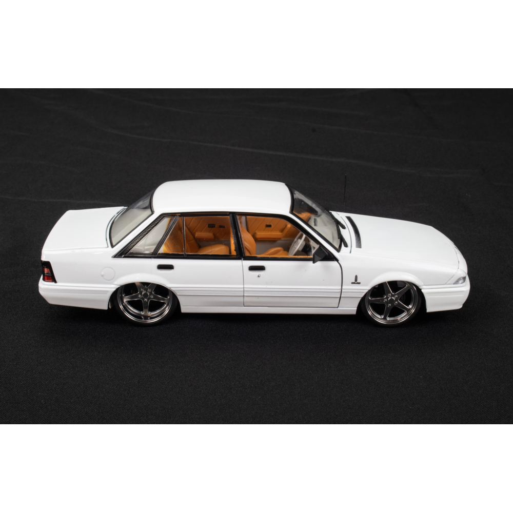 DDA Collectibles DDA706 Holden VL Calais Custom White Scale 1:24