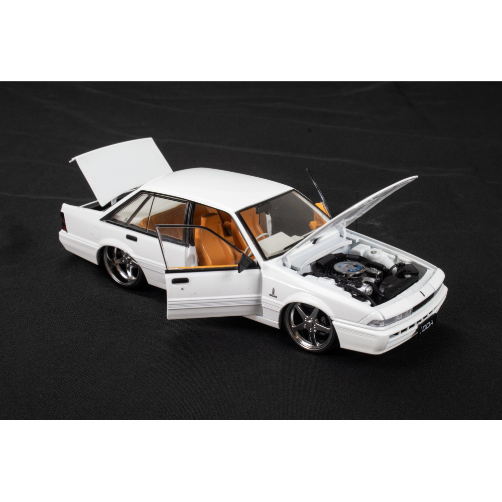 DDA Collectibles DDA706 Holden VL Calais Custom White Scale 1:24