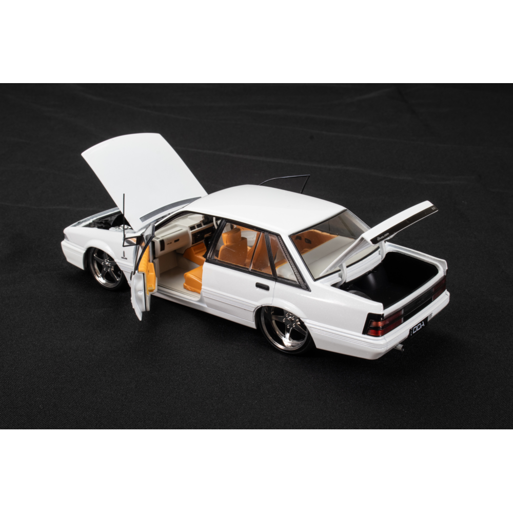 DDA Collectibles DDA706 Holden VL Calais Custom White Scale 1:24