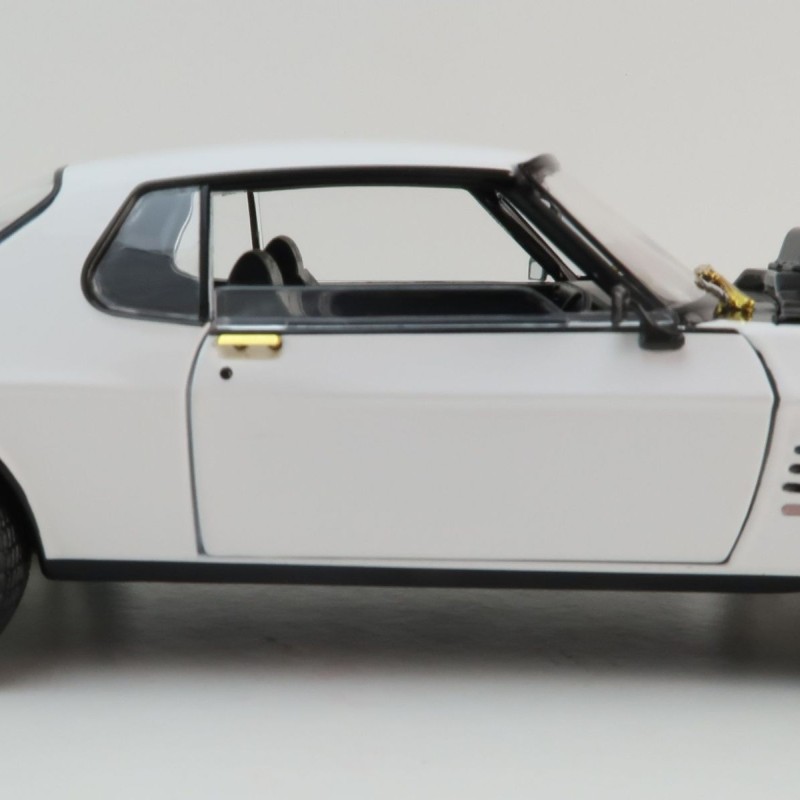 DDA GreenLight DDA211 1973 Holden HQ Monaro GTS 427 White TUFF HQ Golden Chase Edition Scale 1:24