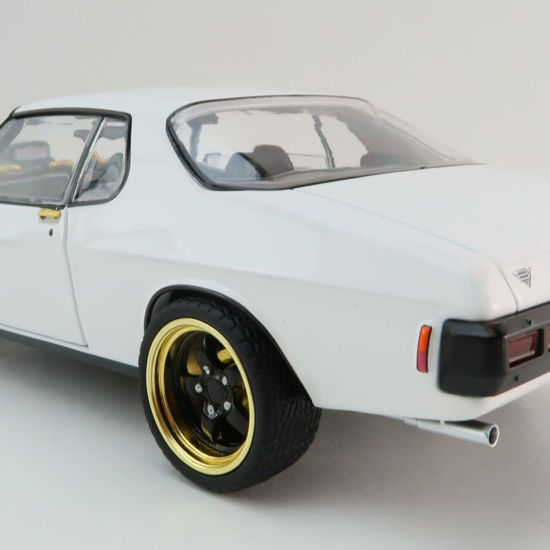 DDA GreenLight DDA211 1973 Holden HQ Monaro GTS 427 White TUFF HQ Golden Chase Edition Scale 1:24