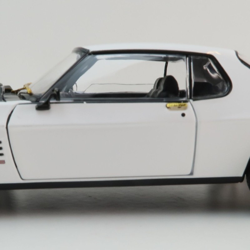 DDA GreenLight DDA211 1973 Holden HQ Monaro GTS 427 White TUFF HQ Golden Chase Edition Scale 1:24