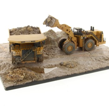 Diecast Masters 85762 - Cat 797 Truck + CAT 994K Loader & Diorama Weathered Series - Scale 1:50