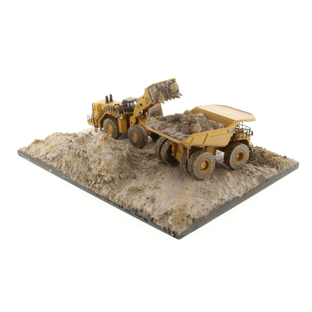 Diecast Masters 85762 - Cat 797 Truck + CAT 994K Loader & Diorama Weathered Series - Scale 1:50